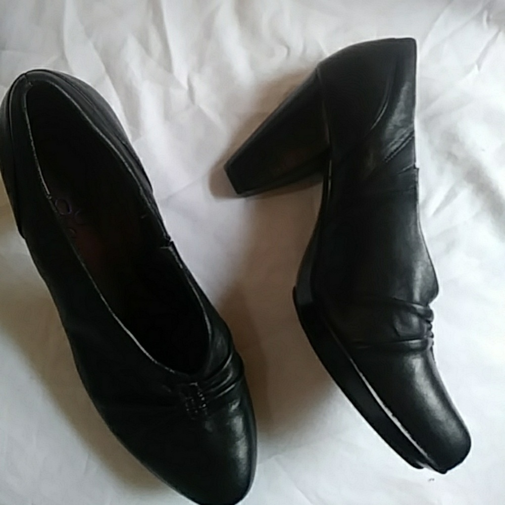 Clark's Indigo black leather heels-sz 7 1/2M